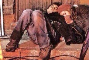 я уж было подумал, что это молодой Ленин с Крупской на привале, а оно во как...