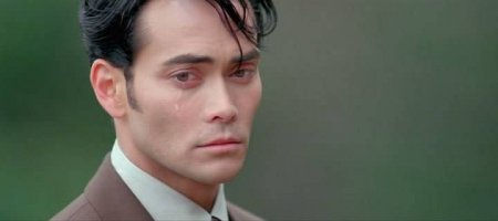 Бездомный ребенок подошел к машине, чтобы попросить мелочи