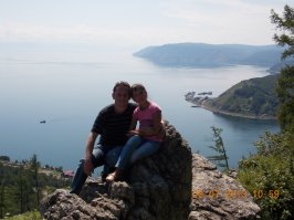 Сам родом с севера Иркутской обл., потом жил в Питере. Бывшая с дочей объехали пол мира, а я забил на деньги и свозил дочу на Байкал - заказал личного гида и он нас "просвещал" от Иркутска через Тальцы на Байкал и там по музеям. Всем советую, но по $ накладненько. На фото Байкал и исток Ангары.