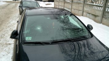 Прям бесят такие вандалы. 30 декабря поставил свою машину рядом с домом, а 31 утром вышел покурить на балкон и увидел что какие-то г*доны ночью зеркала поломали. Выбежал начал разлетевшиеся куски на место ставить, потом поднимаю голову, а у меня стекло лобовое вдребезги. Ну вот кому помешала машина. Знал бы кто это сделал, яйки поотрывал бы. Авто американское, единственно подозрение что это какие-то пьяные псевдо "патриоты".