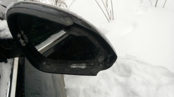 Прям бесят такие вандалы. 30 декабря поставил свою машину рядом с домом, а 31 утром вышел покурить на балкон и увидел что какие-то г*доны ночью зеркала поломали. Выбежал начал разлетевшиеся куски на место ставить, потом поднимаю голову, а у меня стекло лобовое вдребезги. Ну вот кому помешала машина. Знал бы кто это сделал, яйки поотрывал бы. Авто американское, единственно подозрение что это какие-то пьяные псевдо "патриоты".