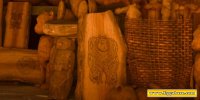 Корпорация монстров не медведь. Тут трудно поспорить :D
А если немного подумать головой и посмотреть картинку, то видно, что изображение Салли на дощечке имеется.


И красный грузовичок имеет расскраску с молнией.