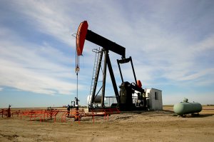 вот это вышка она же буровая (первая)
а это pump jack насос аля качалка (вторая)