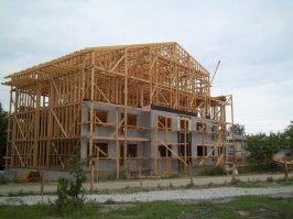 Тебе шпал накидали. А бараки эти строятся так ))