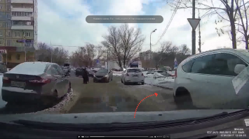 смотри, и учись быть вежливым. А то знаем таких, был бы на месте киа гелик, или х-6 какой нить, нырнул бы мигом. А так понтов и гонору выше крыши, еще и поучает киавода. Не я был на его месте, я бы пояснил ему все... 
Главная помеха у рега в виде белой машинки, напротив неё место как раз свободно, не считая бабки которая запросто подвинется, и вот тут наступает момент когда именно рег должен был уступать.