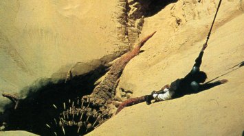 Еще похожие твари были в фильмах "Враг мой" и двух эпизодах "Звездных войн" (в пустыне у Джаббы Хатта и в астероиде огромный)