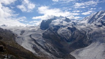 Нда... Перевод имени Гугля? Инфа интересная, а текст корявый, читать невозможно - автор поленился хоть чуток подправить и в погоне за лайками забыл уважение к читателям. А природа там - фантастика, вокруг Церматта, кроме Маттерхона, еще два десятка четырехтысячников. Красиво и зимой и летом. На леднике все летом на лыжах катаются, на высоте >3900м. Вот пара моих летних фоток и короткое видео из окрестностей Маттерхорна: