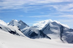 Нда... Перевод имени Гугля? Инфа интересная, а текст корявый, читать невозможно - автор поленился хоть чуток подправить и в погоне за лайками забыл уважение к читателям. А природа там - фантастика, вокруг Церматта, кроме Маттерхона, еще два десятка четырехтысячников. Красиво и зимой и летом. На леднике все летом на лыжах катаются, на высоте >3900м. Вот пара моих летних фоток и короткое видео из окрестностей Маттерхорна: