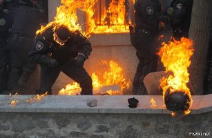 Уважаю Беркут за то, что выполняли приказ, даже когда их жгли.
Извиняюсь за жестокое фото. Страшно смотреть.