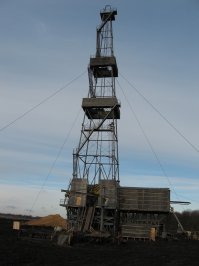 По терминологии это не вышки а станки-качалки Вот как выглядят буровые вышки !