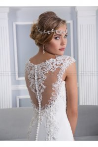 ну рукодельная, конечно, невеста - но платье кустарное, ничего в нем выдающегося. И уж тем более не стоит в ряду с дизайнерскими. Кружево стоит колом, топорщится на всех сгибах и складках, подол неаккуратный, я уж не говорю про то, что под кружевом... Вот так должна выглядеть спина в свадебном платье из кружев: