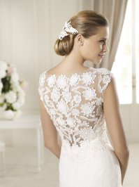 ну рукодельная, конечно, невеста - но платье кустарное, ничего в нем выдающегося. И уж тем более не стоит в ряду с дизайнерскими. Кружево стоит колом, топорщится на всех сгибах и складках, подол неаккуратный, я уж не говорю про то, что под кружевом... Вот так должна выглядеть спина в свадебном платье из кружев: