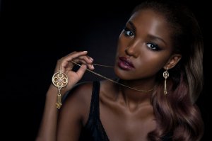Yityish "Titi" Aynaw - израильская модель, Мисс Израиль 2013, представляла страну на конкурсе "Мисс Вселенная 2013" в Москве.  Эфиопская еврейка. Родилась в Эфиопии 23 июня 1991 года.