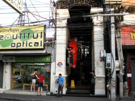 Пф-ф-ф, машина на балконе, это фигня. Попробуйте хранить авто как в Паттайе.