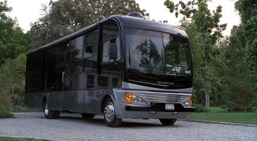 У Джека Бёрнса из факеров тоже крутой дом на колесах. Особенно что у него находится внизу.