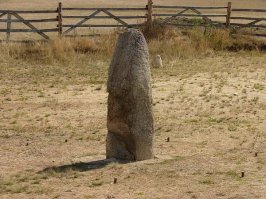 Мегалиты в Ахуново в Учалинском р-не. респ. Башкоркостан. Был сам на этих мегалитах. Осенью когда ночь температура около 5-10 градусов мегалиты остаются теплыми. Так же рядом есть лес столы которого очень сильно искривлены. Немного инфы из сети:  
В 1996 году здесь было сделано сенсационное открытие. Ученые по наводке местного жителя обнаружили целый мегалитический комплекс. Однако первые раскопки провели лишь спустя семь лет – в 2003 году.
Комплекс состоит из 13 гранитных камней (менгиров) правильной четырехгранной формы. Их высота от 70 сантиметров до двух метров. Восемь из них расположены по окружности. Еще четыре немного поодаль. На главном камне в середине заметны очертания полумесяца (луна показана в растущей стадии). Археологи предположительно датируют постройку мегалитического комплекса III тысячелетием до нашей эры.