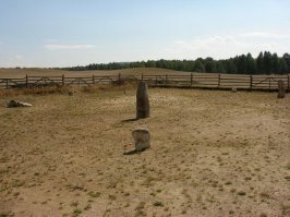 Мегалиты в Ахуново в Учалинском р-не. респ. Башкоркостан. Был сам на этих мегалитах. Осенью когда ночь температура около 5-10 градусов мегалиты остаются теплыми. Так же рядом есть лес столы которого очень сильно искривлены. Немного инфы из сети:  
В 1996 году здесь было сделано сенсационное открытие. Ученые по наводке местного жителя обнаружили целый мегалитический комплекс. Однако первые раскопки провели лишь спустя семь лет – в 2003 году.
Комплекс состоит из 13 гранитных камней (менгиров) правильной четырехгранной формы. Их высота от 70 сантиметров до двух метров. Восемь из них расположены по окружности. Еще четыре немного поодаль. На главном камне в середине заметны очертания полумесяца (луна показана в растущей стадии). Археологи предположительно датируют постройку мегалитического комплекса III тысячелетием до нашей эры.