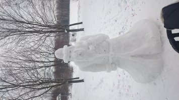 Это в Царицыно!!вот кто-то настроение людям повышает!!