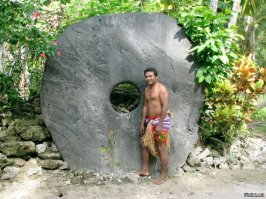 Камни Рáи — большие каменные диски, изготовленные из арагонитового или кальцитового известняка с отверстием посередине. Раи добывали на микронезийских островах Палау (главным образом) и Гуам (непродолжительное время) и перевозили на архипелаг Яп, Микронезия на каноэ или плотах для использования в качестве денег.
Обычно камень раи имеет связанное с ним устное предание о происхождении, историю о переходе из рук в руки и текущем собственнике. Сделки с использованием раи заключались в устной форме и физическое перемещение камня к новому владельцу не требовалось.Размер камней сильно отличается: самые большие имеют диаметр до 3,6 метров, толщину до 0,33 метра и весят 4 тонны. Наименьшие из раи имеют диаметр 7-8 сантиметров. Самый большой из дисков на архипелаге Яп находится на соседнем с Япом острове Румунг.
Стоимость раи зависит не только от размера, материала и качества изготовления, но и от его истории. Если при изготовлении или транспортировке раи кто-то погиб, ценность камня возрастала. 

Источник:  © Fishki.net