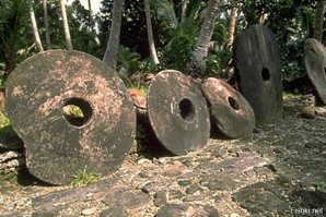 Камни Рáи — большие каменные диски, изготовленные из арагонитового или кальцитового известняка с отверстием посередине. Раи добывали на микронезийских островах Палау (главным образом) и Гуам (непродолжительное время) и перевозили на архипелаг Яп, Микронезия на каноэ или плотах для использования в качестве денег.
Обычно камень раи имеет связанное с ним устное предание о происхождении, историю о переходе из рук в руки и текущем собственнике. Сделки с использованием раи заключались в устной форме и физическое перемещение камня к новому владельцу не требовалось.Размер камней сильно отличается: самые большие имеют диаметр до 3,6 метров, толщину до 0,33 метра и весят 4 тонны. Наименьшие из раи имеют диаметр 7-8 сантиметров. Самый большой из дисков на архипелаге Яп находится на соседнем с Япом острове Румунг.
Стоимость раи зависит не только от размера, материала и качества изготовления, но и от его истории. Если при изготовлении или транспортировке раи кто-то погиб, ценность камня возрастала. 

Источник:  © Fishki.net