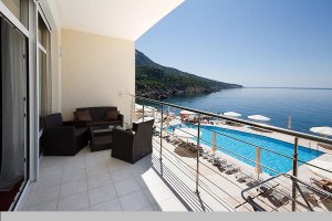 Тоже порадовало! Правда на мой вкус вид от туда не очень. Было бы лучше где-нибудь на берегу моря))))
Что-то типа: