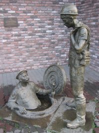 немного не о том говоришь.
это сантехник ныряет в канализационный люк