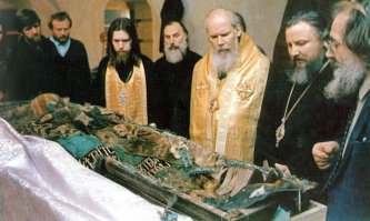 А чем,собственно,кусок мумифицированного "святого" отличается от туфли?