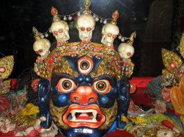 Пожалуй, один из адекватных постов про МНР! Прожил в Монголии 4 года, 75-79г. Прекрасная страна,прекрасна именно своей первобытностью. Прекрасные, не тронутые, многими пороками цивилизации люди!Многое изменилось, судя по описанию. У монгол не принято мыться, по их поверьям, моясь монгол смывает с себя счастье, да и вода в степи-на вес золота. По их же словам, русские их и приучили к гигиене. А в 70-х, жил я в Эрдэнете и даже автобусы были отдельно для русских, т.к. находиться рядом, в закрытом помещении с монголом, даже одним-очень не легко. К русским, взрослые относились прекрасно, молодежь постоянно устраивали драки, в которых участвовали советские солдаты ВСО (стройбат), по одному в долгуур, (магазин) наши цирики (солдаты) никогда не ходили, можно было неплохо выхватить от местной молодежи. Про пьянство: упаси вас бог, сесть выпивать с монголом, пожалеете тыщу раз! В то время был какой то закон, запрещающий продавать монголам спиртное свободно, только по "бичикам" (вроде талонов) именно из-за того, что у всех поголовно монгол рвало по-пьяни кукушку и быстрого спаивания нации. Монголы буддисты- ламаисты и автор очень много потерял, не посетив монгольский монастырь или хотя бы храм. Храмы их расписаны ужасными сценами разрывания и убийствами людей их божествами, да и сами божества внушают ужас.У монгол земля священна и по этому её не возделывают, даже национальная обувь с загнутыми вверх мысами, что бы не задевать землю. Про урбанизацию: Был свидетелем заселения соседнего панельного 4-х эт. дома, построенного советскими строителями, монголами. Тут же были выломаны все оконные рамы и окна завешены коврами и шкурами.
Очень красивая нац борьб бэх, особенно ритуальный танец перед поединком исполняемый бойцами. На память о Монголии осталась куча ч/б фоток и коллекция масок их богов.см фото