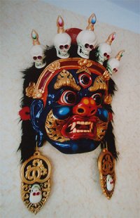 Пожалуй, один из адекватных постов про МНР! Прожил в Монголии 4 года, 75-79г. Прекрасная страна,прекрасна именно своей первобытностью. Прекрасные, не тронутые, многими пороками цивилизации люди!Многое изменилось, судя по описанию. У монгол не принято мыться, по их поверьям, моясь монгол смывает с себя счастье, да и вода в степи-на вес золота. По их же словам, русские их и приучили к гигиене. А в 70-х, жил я в Эрдэнете и даже автобусы были отдельно для русских, т.к. находиться рядом, в закрытом помещении с монголом, даже одним-очень не легко. К русским, взрослые относились прекрасно, молодежь постоянно устраивали драки, в которых участвовали советские солдаты ВСО (стройбат), по одному в долгуур, (магазин) наши цирики (солдаты) никогда не ходили, можно было неплохо выхватить от местной молодежи. Про пьянство: упаси вас бог, сесть выпивать с монголом, пожалеете тыщу раз! В то время был какой то закон, запрещающий продавать монголам спиртное свободно, только по "бичикам" (вроде талонов) именно из-за того, что у всех поголовно монгол рвало по-пьяни кукушку и быстрого спаивания нации. Монголы буддисты- ламаисты и автор очень много потерял, не посетив монгольский монастырь или хотя бы храм. Храмы их расписаны ужасными сценами разрывания и убийствами людей их божествами, да и сами божества внушают ужас.У монгол земля священна и по этому её не возделывают, даже национальная обувь с загнутыми вверх мысами, что бы не задевать землю. Про урбанизацию: Был свидетелем заселения соседнего панельного 4-х эт. дома, построенного советскими строителями, монголами. Тут же были выломаны все оконные рамы и окна завешены коврами и шкурами.
Очень красивая нац борьб бэх, особенно ритуальный танец перед поединком исполняемый бойцами. На память о Монголии осталась куча ч/б фоток и коллекция масок их богов.см фото