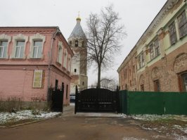 В Клину отдали, на волне возврата храмов, церковь РПЦ и что? Отдали в конце 90-х. Раньше там был клуб и дворец детского творчества з-да Термоприбор, ходили сотни детей туда в кружки. Ладно, кружки сдохли и так, но что же с храмом? Ободрали, снесли колоннады, на этом и все. Ждали бабла от города, но город и так много чего успел сделать для церквей в период всеобщего "покаяния" начальства, а дальше кормушка прекратила существование. Стоит немой укор всем "верующим" которые много вопят, но копейкой помочь не спешат, укор и РПЦ, которое не вкладывает туда ни копейки. Вот в Татарстане там просто: мечтный хан вызывает предпринимателей к себе и говорит: рОбята, а вот мечеть люди хотят и ...раз, мечеть воздвигнута. А наши "верующие" предприниматели ни рубля не дадут. Мне наплевать, я-неверующий, но и не воплю по поводу зажима церкви.