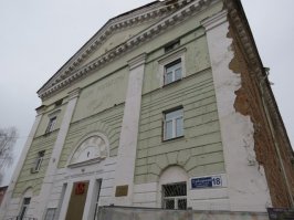 В Клину отдали, на волне возврата храмов, церковь РПЦ и что? Отдали в конце 90-х. Раньше там был клуб и дворец детского творчества з-да Термоприбор, ходили сотни детей туда в кружки. Ладно, кружки сдохли и так, но что же с храмом? Ободрали, снесли колоннады, на этом и все. Ждали бабла от города, но город и так много чего успел сделать для церквей в период всеобщего "покаяния" начальства, а дальше кормушка прекратила существование. Стоит немой укор всем "верующим" которые много вопят, но копейкой помочь не спешат, укор и РПЦ, которое не вкладывает туда ни копейки. Вот в Татарстане там просто: мечтный хан вызывает предпринимателей к себе и говорит: рОбята, а вот мечеть люди хотят и ...раз, мечеть воздвигнута. А наши "верующие" предприниматели ни рубля не дадут. Мне наплевать, я-неверующий, но и не воплю по поводу зажима церкви.