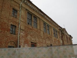 В Клину отдали, на волне возврата храмов, церковь РПЦ и что? Отдали в конце 90-х. Раньше там был клуб и дворец детского творчества з-да Термоприбор, ходили сотни детей туда в кружки. Ладно, кружки сдохли и так, но что же с храмом? Ободрали, снесли колоннады, на этом и все. Ждали бабла от города, но город и так много чего успел сделать для церквей в период всеобщего "покаяния" начальства, а дальше кормушка прекратила существование. Стоит немой укор всем "верующим" которые много вопят, но копейкой помочь не спешат, укор и РПЦ, которое не вкладывает туда ни копейки. Вот в Татарстане там просто: мечтный хан вызывает предпринимателей к себе и говорит: рОбята, а вот мечеть люди хотят и ...раз, мечеть воздвигнута. А наши "верующие" предприниматели ни рубля не дадут. Мне наплевать, я-неверующий, но и не воплю по поводу зажима церкви.