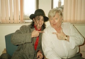 Бенни Хилл и его "ангелочки". В День рождения комика