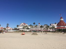 Этот отель на самом деле и сейчас находится в Калифорнии. А Seminole Ritz во флориде что-то не видел...