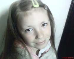 У меня дочь (5 лет) вышла из душа и села довольная рядом, смотрит так загадочно и сияет, как пять копеек, я сначала не заметила, что она брови побрила по середке и радуется, как красиво. Смеялась я тогда долго)) как гляну, так и ржу пока не отросло)) ей уже 17, но брови помнит)))