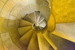 Лет 17 назад полезли(ну как полезли там лифт есть) мы на верхние этажи прекрасной "Саграда Фамилия". Насладившись прекрасным видом собрались спуститься на грешную землю. Чот мы там наверху мальца заблудились и лифта не обнаружили, зато нашли прекрасные ступени уходящие вниз. Ну чо дело молодое, типа понеслись. Мы не учли три фактора; ширину прохода, высоту ступений и,даже так ииииииииииииииииииии, температуру на улице градусов 33 в плюс. Когда я вошел в ближайшее кафе в состоянии да я тока что из моря, да я купался в одежде хозяин поднял глаза на меня, потом осмотрел смоченный мною пол и застыл в позе "что случилось?". Я на пальцах показал что мы спустились по лестнице, да да с самого верха. Он был правильный испанец, молча налил нам по 2 кружки отличного пива и денег не взял.