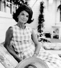 Не знаю кому как, но для меня самой красивой и действительной первой Леди США навсегда будет Жаклин Кеннеди... Поговаривают, что она не только была красавицей, но и большой умницей, правда финал печальный. А нынешняя жена Трампа, больше напоминает женщину из категории которую очень красочно описал ВВП "С пониженной социальной ответственностью"