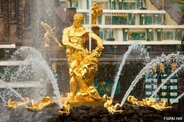 К слову - высота столба фонтана "Самсон" за последние полвека снизилась - по памяти говорю. Раньше напор был больше - пора почистить трубы. 


Да и водозабор увеличился - много нового жилья понастроено в Петергофе.