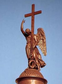 Это я к тому, что если ангел на "шпиле" то это шпиль ПЕТРОПАВЛОВСКОГО собора, а если ангел на "Александрийском", то на СТОЛПЕ, а никак не на шпиле!
Итак редактируем: 
"На Александрийском столпе ангел, в натуральную величину"