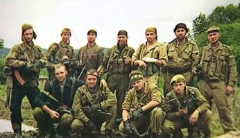 Если привезут и увезут - можно и больше всякой хрени таскать.

В реальности никто даже бронежилет не таскает - личное оружие, нож, разгрузка, боекомплект. 
Если посмотреть видео боевых действий ДНР то в последнее время почти у всех есть рация. Пожалуй это самое серьезное дополнение в экипировки последних десятилетий.

От просмотра видео боевых действий НАТОовских солдат может сложиться ошибочное, что они считают очень эффективным таскать броники, каски, очки, наколенники и налокотники и т.д. Тоскают они всё это потому что их обязывают это делать - если кого то ранят о он был не во всей это трихомудии ему не выплатят страховку. Ну и во вторых они практически не отходят от своей бронетехники.