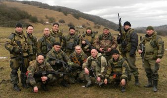 Если привезут и увезут - можно и больше всякой хрени таскать.

В реальности никто даже бронежилет не таскает - личное оружие, нож, разгрузка, боекомплект. 
Если посмотреть видео боевых действий ДНР то в последнее время почти у всех есть рация. Пожалуй это самое серьезное дополнение в экипировки последних десятилетий.

От просмотра видео боевых действий НАТОовских солдат может сложиться ошибочное, что они считают очень эффективным таскать броники, каски, очки, наколенники и налокотники и т.д. Тоскают они всё это потому что их обязывают это делать - если кого то ранят о он был не во всей это трихомудии ему не выплатят страховку. Ну и во вторых они практически не отходят от своей бронетехники.