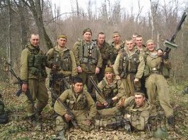 Если привезут и увезут - можно и больше всякой хрени таскать.

В реальности никто даже бронежилет не таскает - личное оружие, нож, разгрузка, боекомплект. 
Если посмотреть видео боевых действий ДНР то в последнее время почти у всех есть рация. Пожалуй это самое серьезное дополнение в экипировки последних десятилетий.

От просмотра видео боевых действий НАТОовских солдат может сложиться ошибочное, что они считают очень эффективным таскать броники, каски, очки, наколенники и налокотники и т.д. Тоскают они всё это потому что их обязывают это делать - если кого то ранят о он был не во всей это трихомудии ему не выплатят страховку. Ну и во вторых они практически не отходят от своей бронетехники.