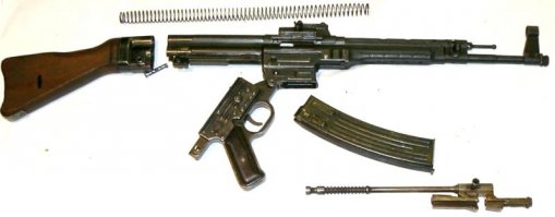 Судя по сходству способа неполной разборки Stg-44 и M-16, Шмайссер, пребывая в плену в СССР, успел тайно подработать еще и на Юджина Стоуна... :) "пострел везде поспел"!