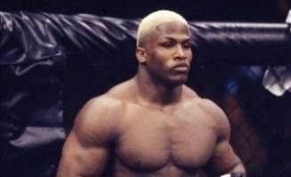 Медиков судить  если виноваты, но умирают везде и даже там где есть платная медицина. Как пример:

Боец Кевин Рэнделман умер от пневмонии в 44 года
Известный американский боец смешанных боевых единоборств (MMA) Кевин Рэнделман, который российской публике был известен после боя с Федором Емельяненко, скончался на 45-м году жизни. Причиной стала пневмония. 

Спортсмен обратился в больницу, однако медики не смогли спасти его жизнь и 11 февраля он умер от сердечной недостаточности, сообщает ТАСС.

Свои соболезнования выразили уже многие известные деятели мира MMA, включая бывших соперников Рэнделмана и президента UFC Дану Уайта. 
12 февраля 2016