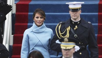 Отлично смотрится в сопровождении молодого офицера!)