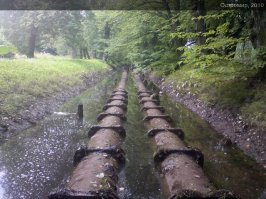 трубопровод фонтанной системы петергофа. 
да, да. с тех самых пор и работают