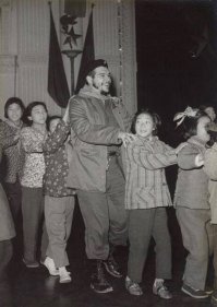 Эрнесто Че Гевара танцует с детьми еньку на утреннике в Шанхае. 1960 г.