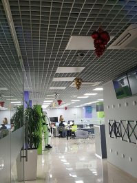 Вы не представляете как приятно работать в таком офисе.
Моток под рукой мало, но есть даже барная стойка с заряженными кегами пива. Но только по пятницам после 16:00.
Еще есть теннисный стол, Oculus rift и кровать :)
И никто не живет на работе, а просто с удовольствием тут работают.
Это кайф, когда утром встаешь и на работу ни как на каторгу.
Так еще и с дисциплиной все ОК. Никто за фишки по рукам не бьет, если решишь посидеть часик с кофем на диване - тоже.
И как ни странно - сознательность не страдает, никто не злоупотребляет. Работу все делают свою.
Я тут недавно, но такого удовольствия не получал от работы, особенно после прошлого места работы, где было понятие "тайминга", это когда даже если пойдешь в туалет - должен нажать кнопочку, что отложил работу, а как вернешься - нажать и все действия комментировать в программе учета времени.
Вот сейчас, с нотиком и кофе на диване наткнулся на пост, не мог не отметиться. Допью и продолжу работать.
П.С. вот еще и руководитель на самокате мимо проехал.