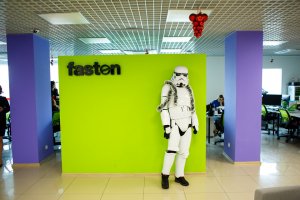 Вы не представляете как приятно работать в таком офисе.
Моток под рукой мало, но есть даже барная стойка с заряженными кегами пива. Но только по пятницам после 16:00.
Еще есть теннисный стол, Oculus rift и кровать :)
И никто не живет на работе, а просто с удовольствием тут работают.
Это кайф, когда утром встаешь и на работу ни как на каторгу.
Так еще и с дисциплиной все ОК. Никто за фишки по рукам не бьет, если решишь посидеть часик с кофем на диване - тоже.
И как ни странно - сознательность не страдает, никто не злоупотребляет. Работу все делают свою.
Я тут недавно, но такого удовольствия не получал от работы, особенно после прошлого места работы, где было понятие "тайминга", это когда даже если пойдешь в туалет - должен нажать кнопочку, что отложил работу, а как вернешься - нажать и все действия комментировать в программе учета времени.
Вот сейчас, с нотиком и кофе на диване наткнулся на пост, не мог не отметиться. Допью и продолжу работать.
П.С. вот еще и руководитель на самокате мимо проехал.