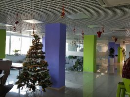 Вы не представляете как приятно работать в таком офисе.
Моток под рукой мало, но есть даже барная стойка с заряженными кегами пива. Но только по пятницам после 16:00.
Еще есть теннисный стол, Oculus rift и кровать :)
И никто не живет на работе, а просто с удовольствием тут работают.
Это кайф, когда утром встаешь и на работу ни как на каторгу.
Так еще и с дисциплиной все ОК. Никто за фишки по рукам не бьет, если решишь посидеть часик с кофем на диване - тоже.
И как ни странно - сознательность не страдает, никто не злоупотребляет. Работу все делают свою.
Я тут недавно, но такого удовольствия не получал от работы, особенно после прошлого места работы, где было понятие "тайминга", это когда даже если пойдешь в туалет - должен нажать кнопочку, что отложил работу, а как вернешься - нажать и все действия комментировать в программе учета времени.
Вот сейчас, с нотиком и кофе на диване наткнулся на пост, не мог не отметиться. Допью и продолжу работать.
П.С. вот еще и руководитель на самокате мимо проехал.